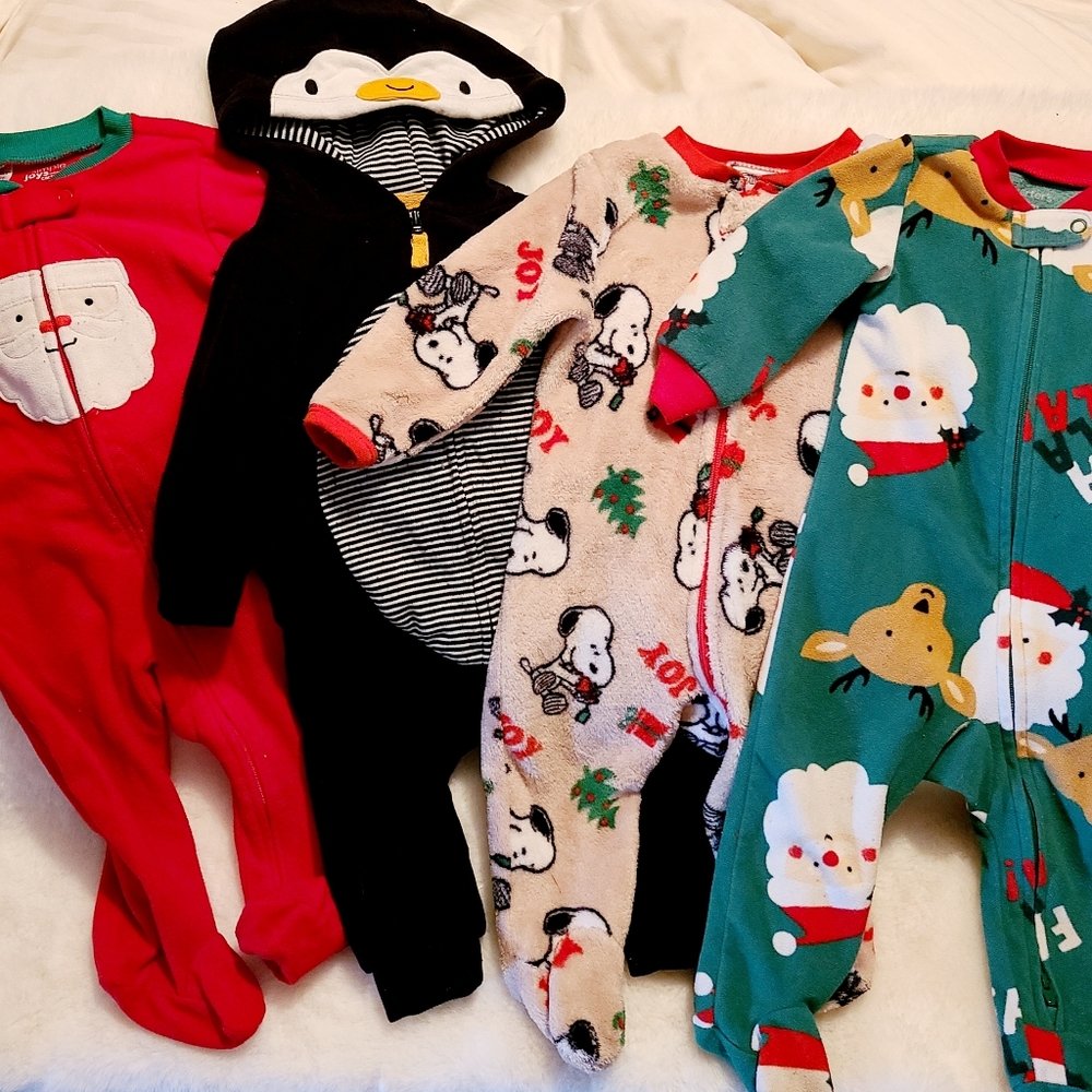 Lot of 4 Christmas Pajamas in size 6-9 mos